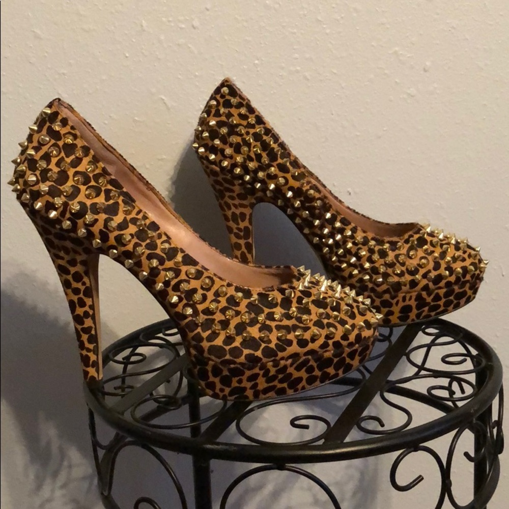 VINCE CAMUTO calf hair leopard print spiked heels